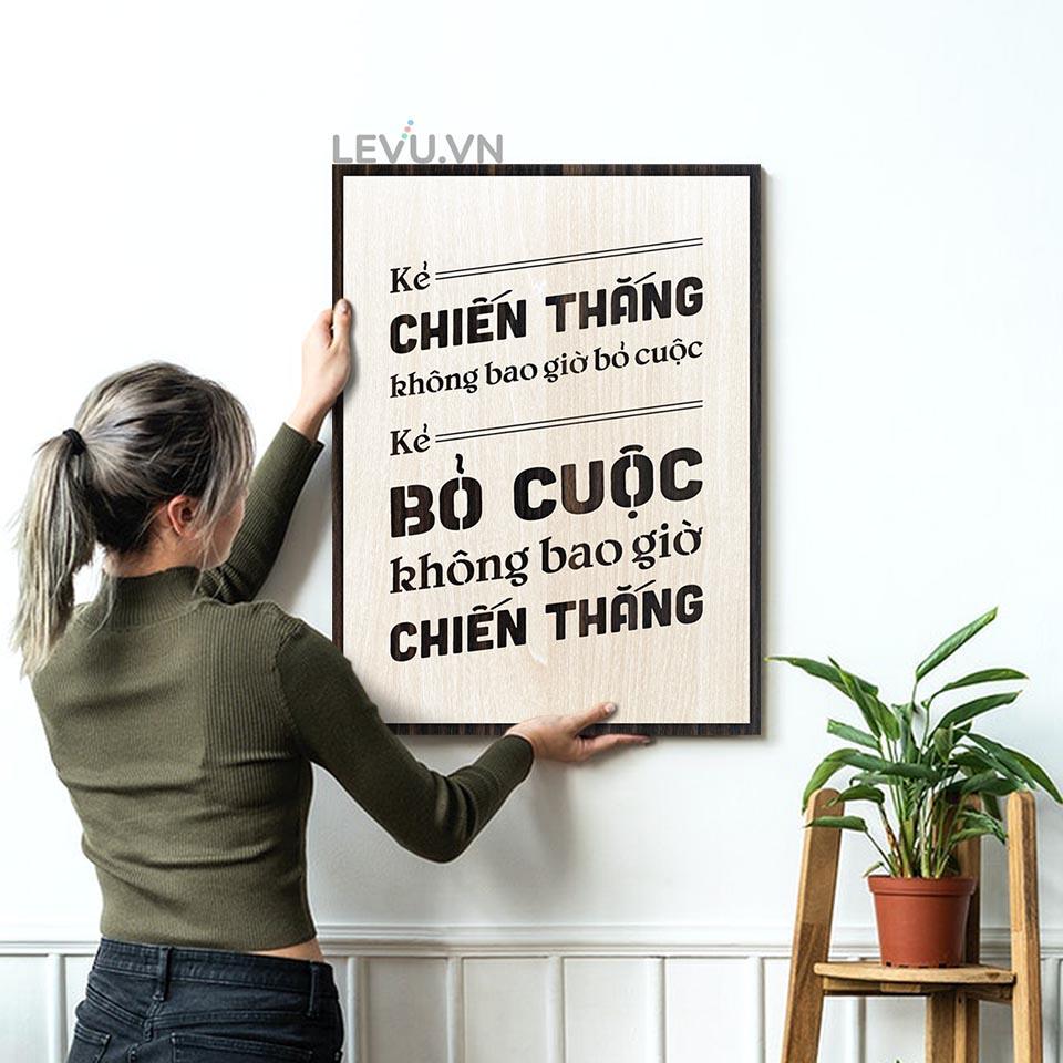 Tranh treo tường handmade LEVU LV102 "Kẻ chiến thắng không bao giờ bỏ cuộc, kẻ bỏ cuộc không bao giờ chiến thắng"