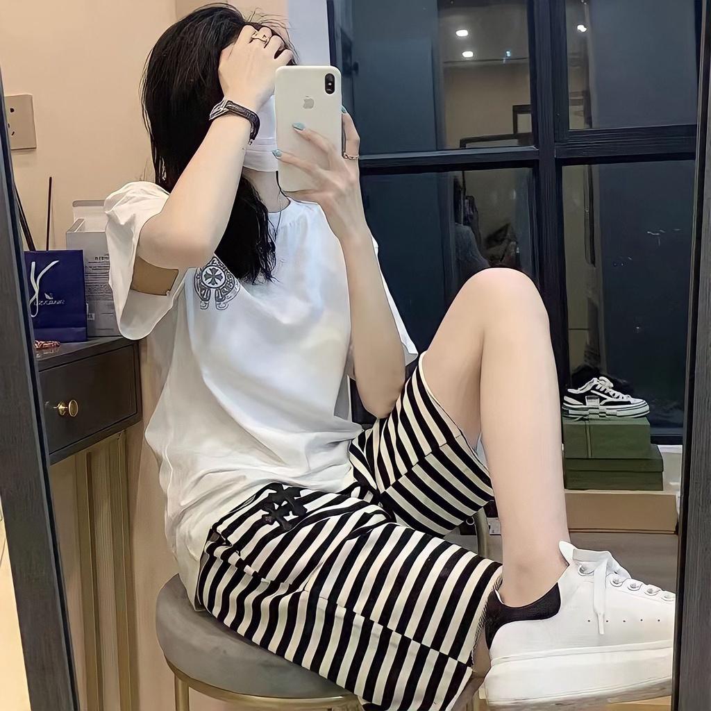 Bộ Áo Thun In Hình Kèm Quần Short Ống Rộng Kẻ Logo Chữ Thập