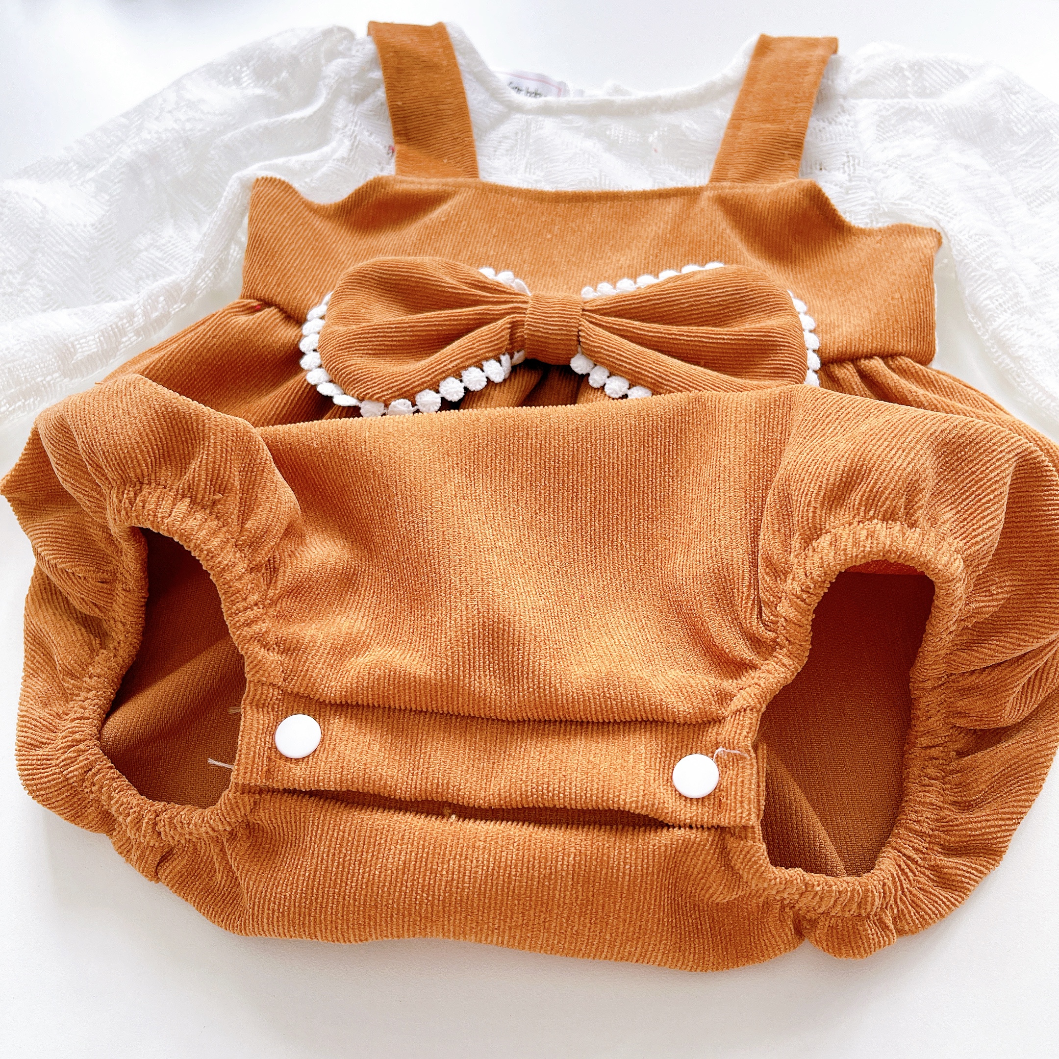 Body Nhung Tăm Nâu Tây Phối Nơ Viền Ren Sang Chảnh Bé Gái 3-12kg