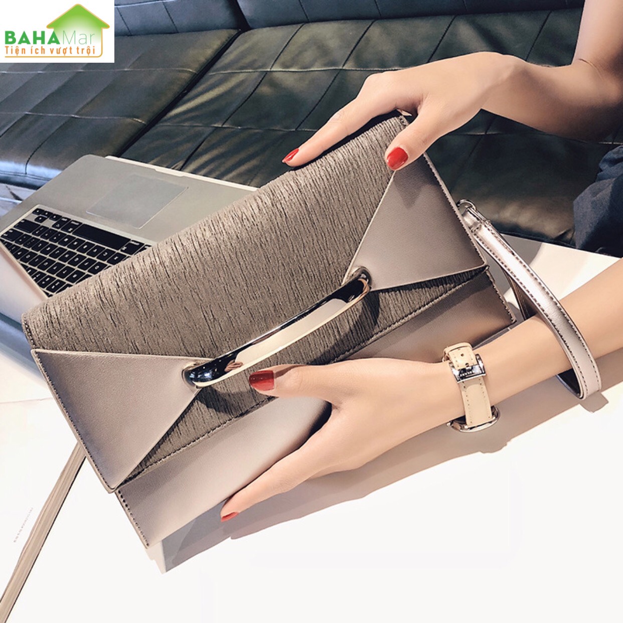 TÚI THỜI TRANG DỰ TIỆC SANG TRỌNG CAO CẤP "BAHAMAR" Với dây đeo vai có thể điều chỉnh. Dây kéo đóng cửa và khóa từ đóng cửa.