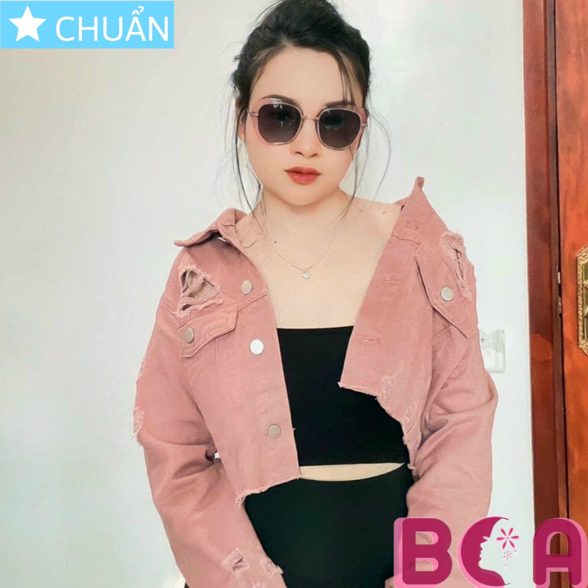 Áo khoác jeans nữ K06 ROSATA tại BCASHOP kiểu dáng croptop, thời thượng với chất jean cao cấp, phom chuẩn - màu gạch
