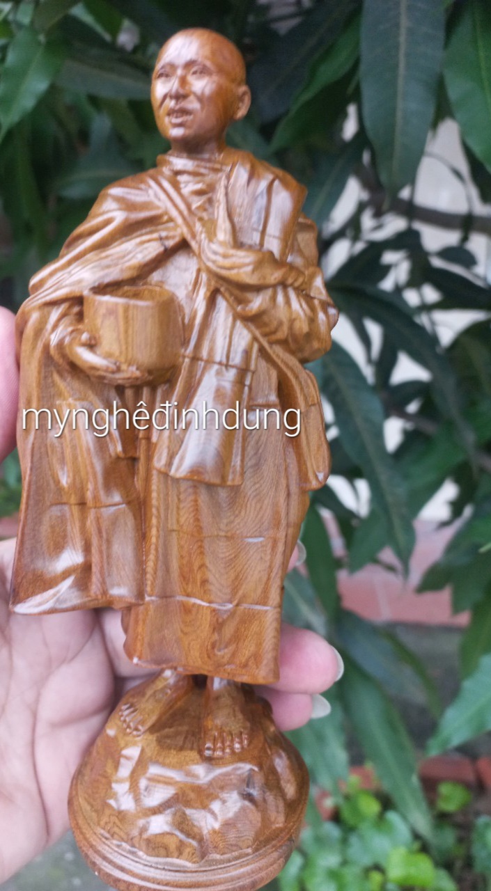 Tượng thầy thích minh tuệ bằng gỗ bách xanh thơm nức kt cao 30x11x9cm