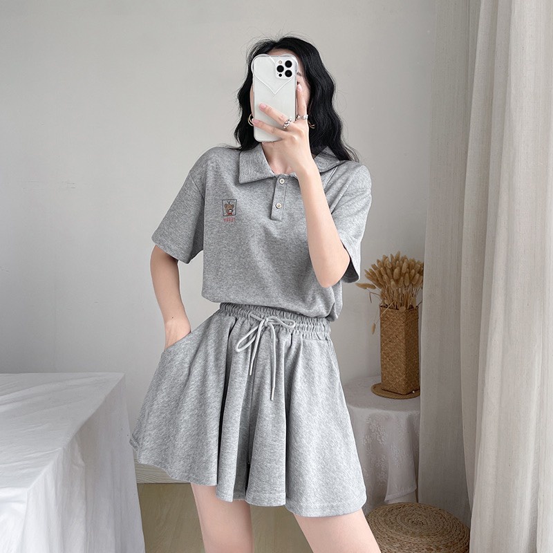 Bộ Áo Thun Cổ Polo In Hình Logo Ngực Kèm Quần Váy Dáng Xòe