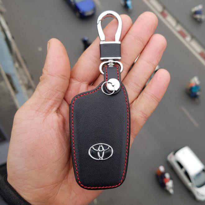 Bao da móc viền chỉ đỏ bảo vệ chìa khóa xe Toyota Corolla Cross 2020 kèm móc đeo Inox