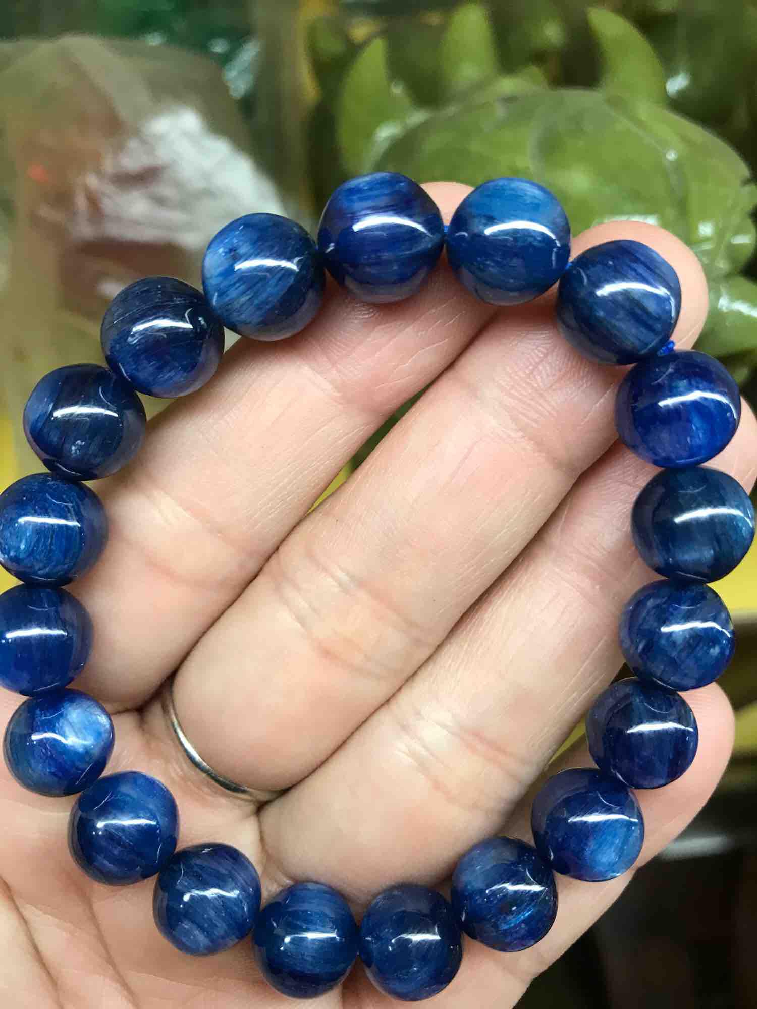 Chiếc Vòng Tay Phong Thủy Đá Kyanite Xanh Dương Đậm Thiệt Đẹp 10mm Là 1 Dạng Đá Sapphire Nước Tự Nhiên Nữ Mệnh Thủy Mệnh Mộc Đeo Sang Trọng Hợp Tuổi Công Việc Tốt Đẹp