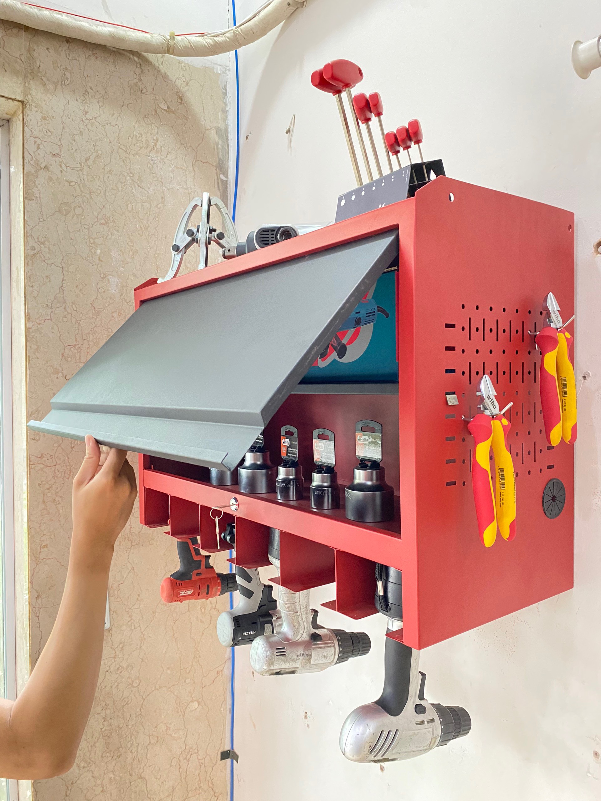 Tủ dụng cụ treo tường có cửa khoá màu đỏ ngăn đen