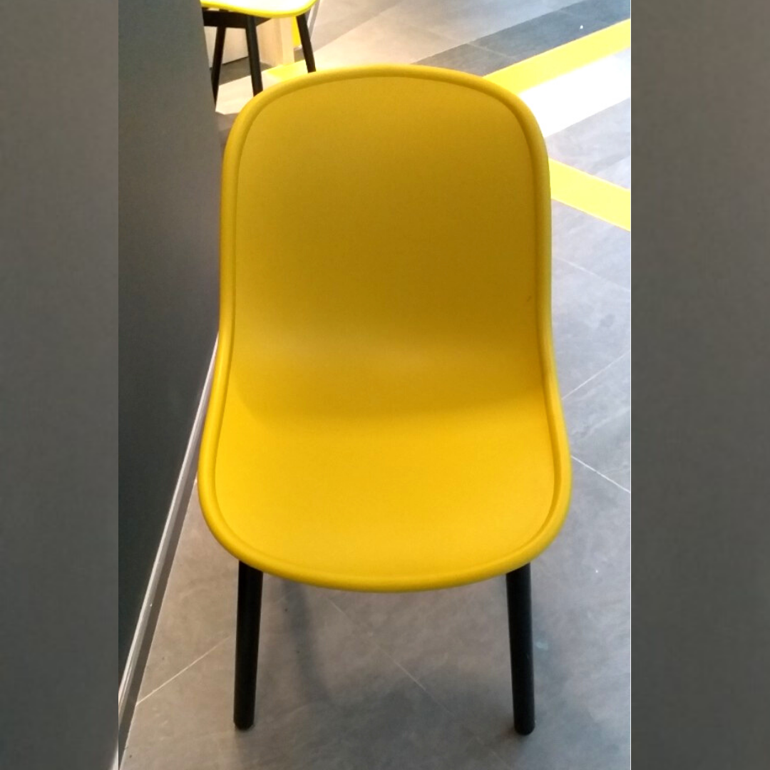 Hình ảnh Ghế bàn ăn thân nhựa màu vàng cứng cáp chân thép sơn tĩnh điện đen dành cho căn hộ hiện đại Ghế làm việc Ghế học bài tại nhà NEU-P CAPTA tại Tp.HCM