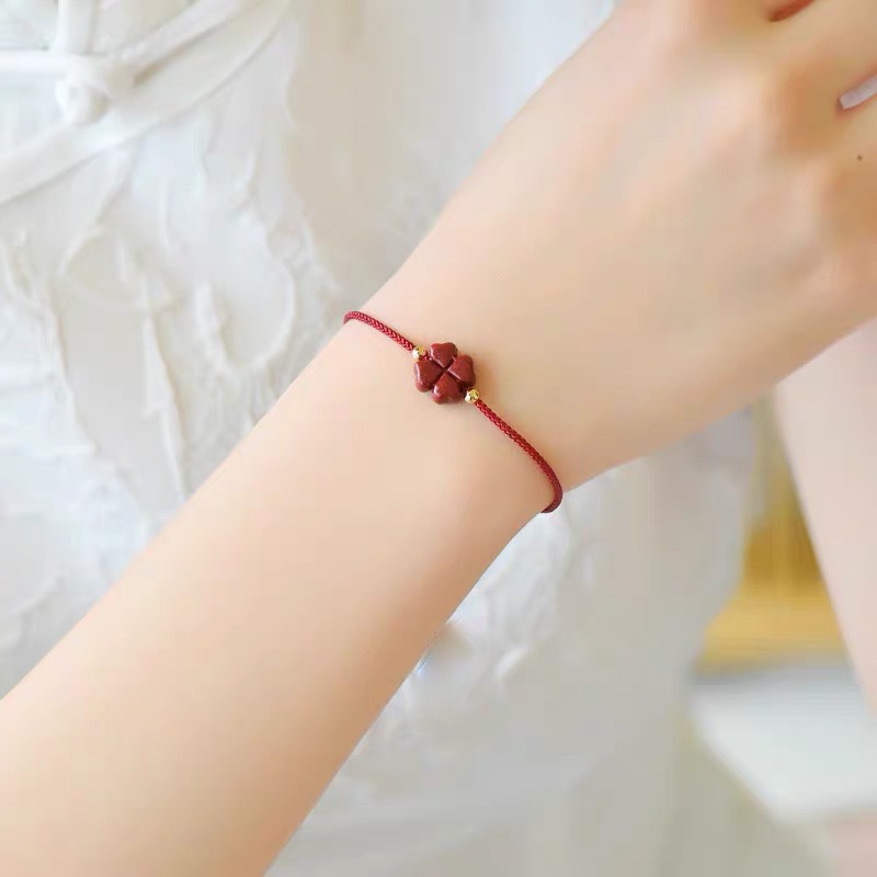 VÒNG TAY DÂY ĐỎ CỎ 4 LÁ CHU SA MAY MẮN TRONG CUỘC SỐNG