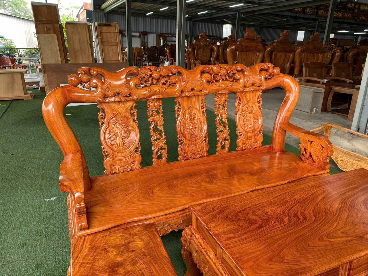 Bộ Ghế gỗ Đào Hương Đá tay 12 trạm tay rồng hoặc tay lân Juno Sofa