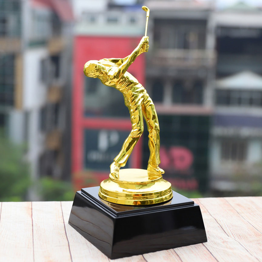 Tượng người chơi Golf mạ vàng