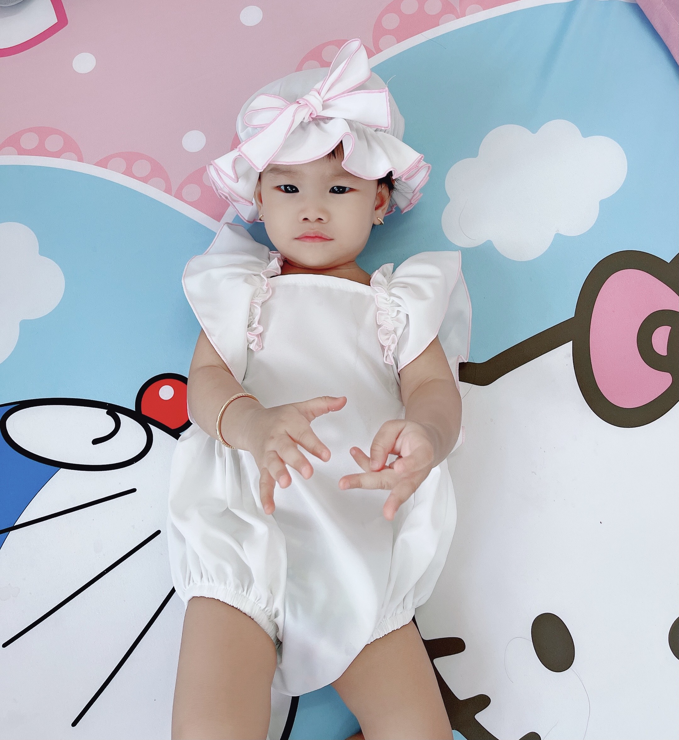 Body Trắng Viền Hồng Kèm Nón Và Giày Cho Bé sơ sinh - 12kg