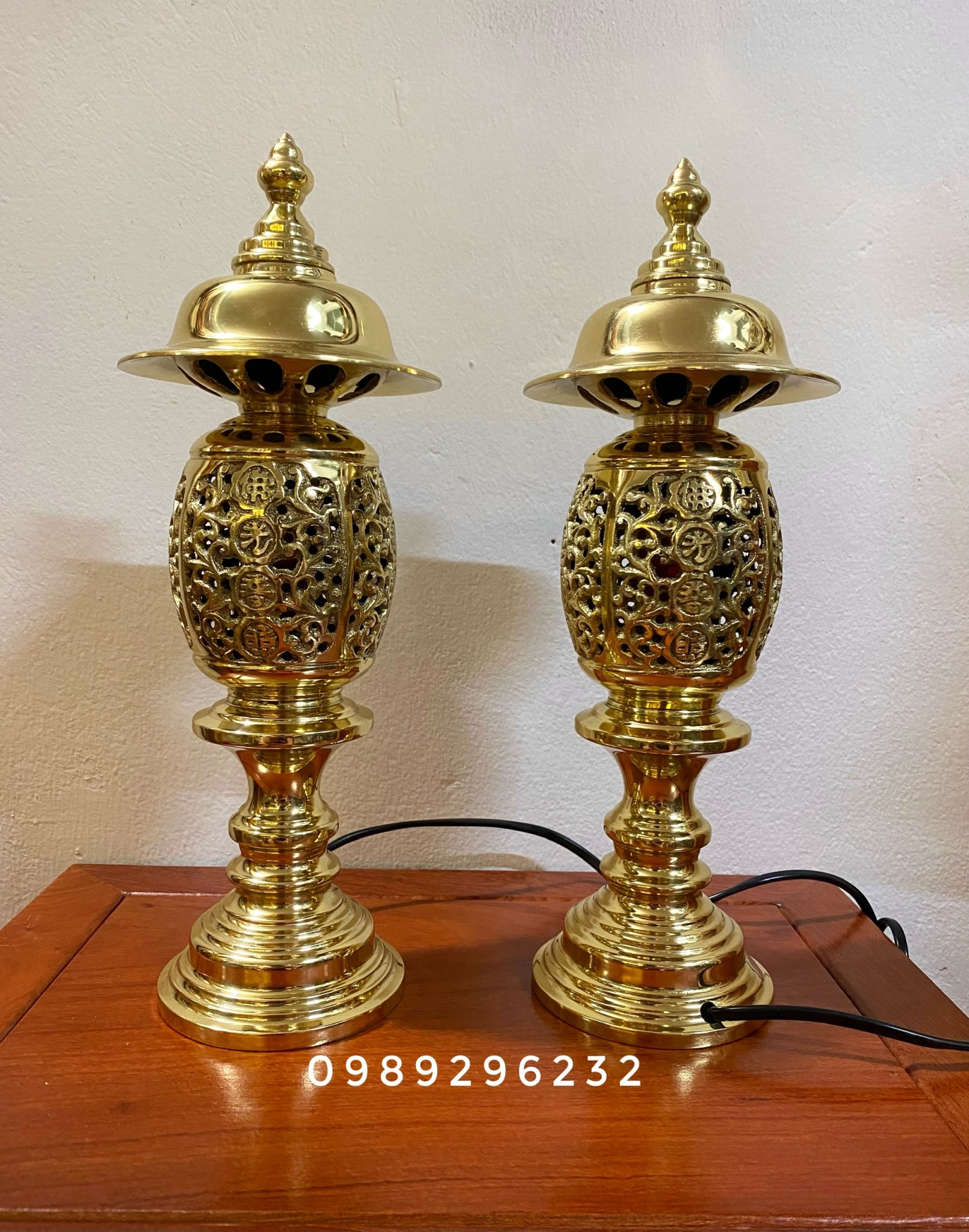 Đôi đèn thờ bằng đồng cao 33cm