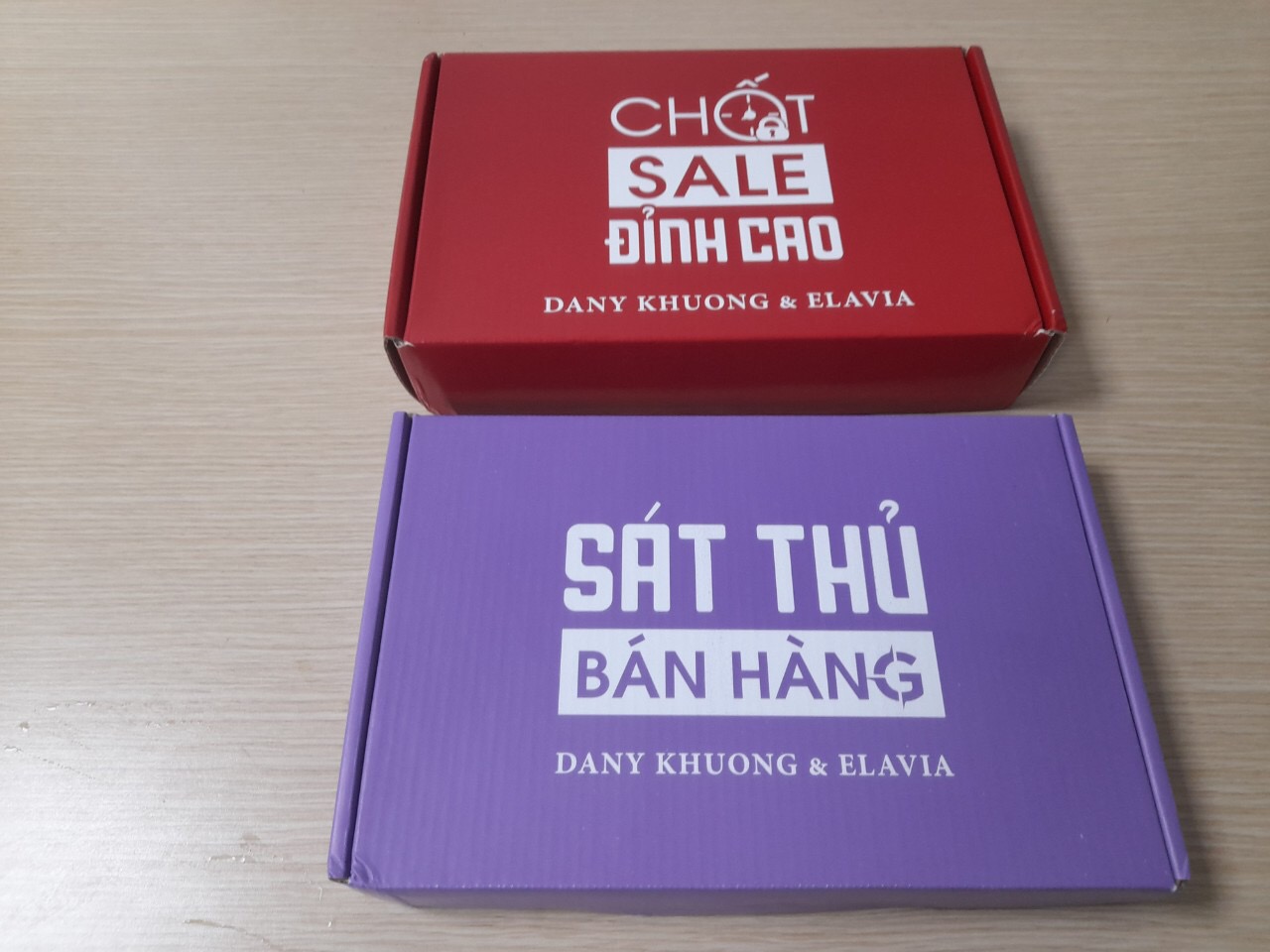 Bộ sách Bán Hàng Đỉnh Cao: gồm sách Sát Thủ Bán Hàng và sách Chốt Sale Đỉnh Cao tặng kèm các khoá học và bộ tài liệu hỗ trợ giúp bùng nổ doanh số kinh doanh truyền thống và online