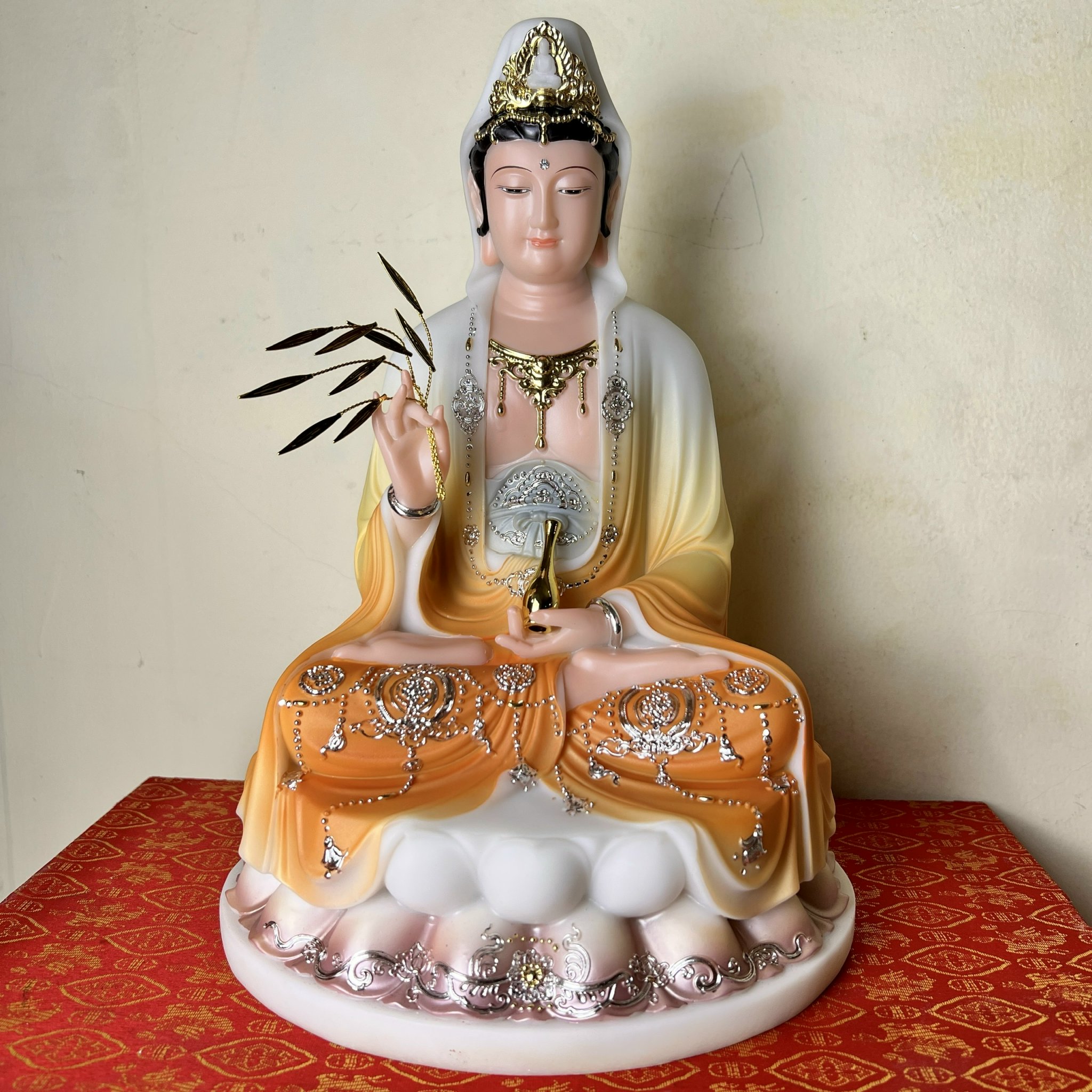 Tượng Quan Âm đá nhập khẩu cao cấp ngồi trên đài sen cao 30cm – Vàng và Trắng
