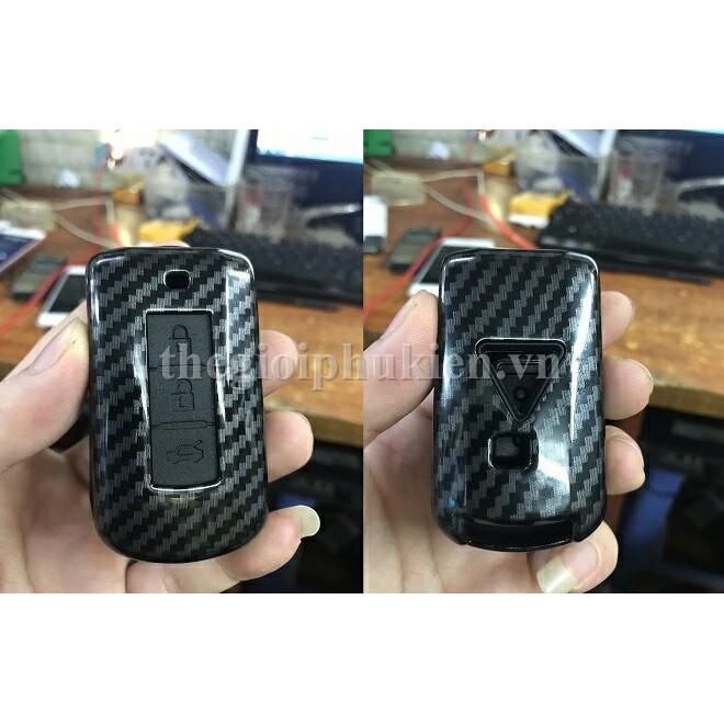 Ốp nhựa Carbon, bọc bảo vệ chìa khóa xe Mitsubishi Outlander, Xpander kèm móc đeo INOX