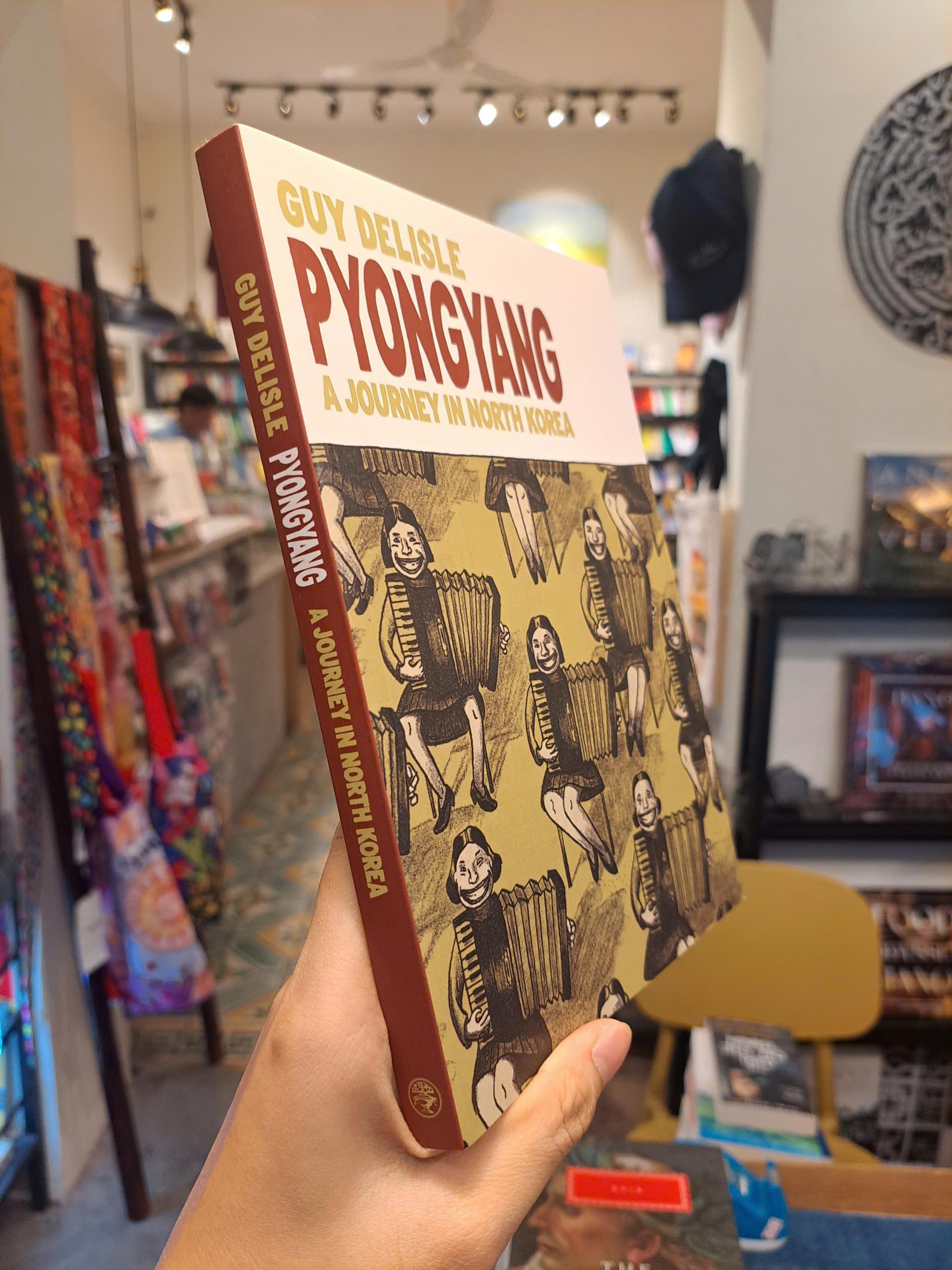 Sách - Pyongyang: A Journey in North Korea by Guy Delisle | Graphic Novels / Nonfiction / Ngoại văn