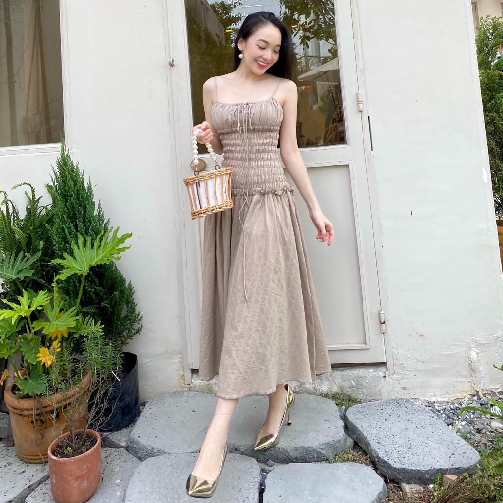 KIOBI - Đầm Moonlight form midi 2 dây ôm ngực, hạ eo nhún smocking, tùng xòe, vải linen xô thêu nâu - KID2112269N