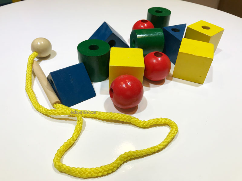 Đồ chơi xâu hạt, xỏ dây bằng gỗ tạo hình học khối montessori