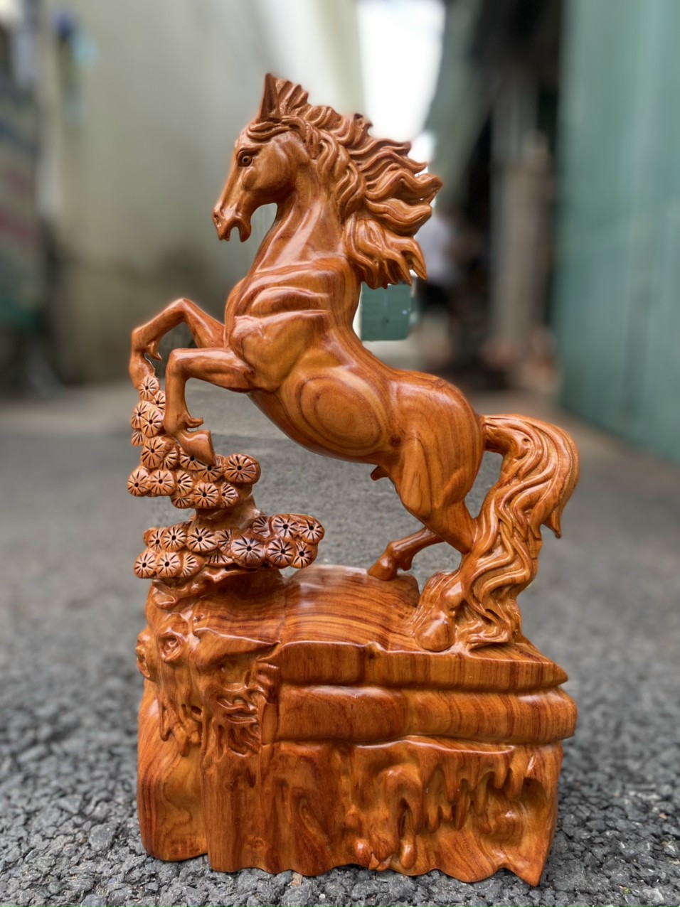 Tượng con ngựa phong thủy bằng gỗ hương đá kt cao 40×23×7cm