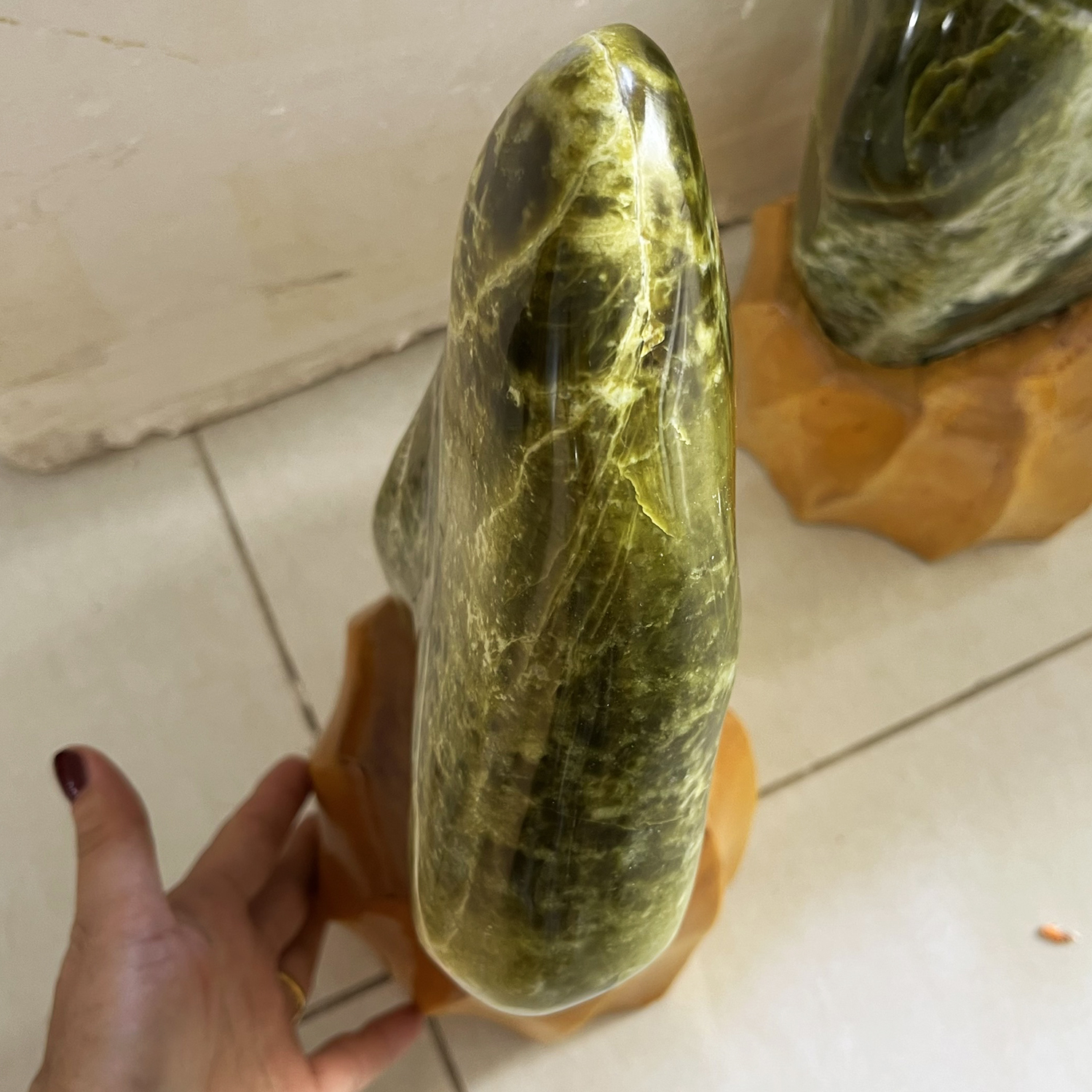 Cây đá để bàn màu vàng cốm cao 32cm nặng 4kg cả chân đế nhiều ngọc