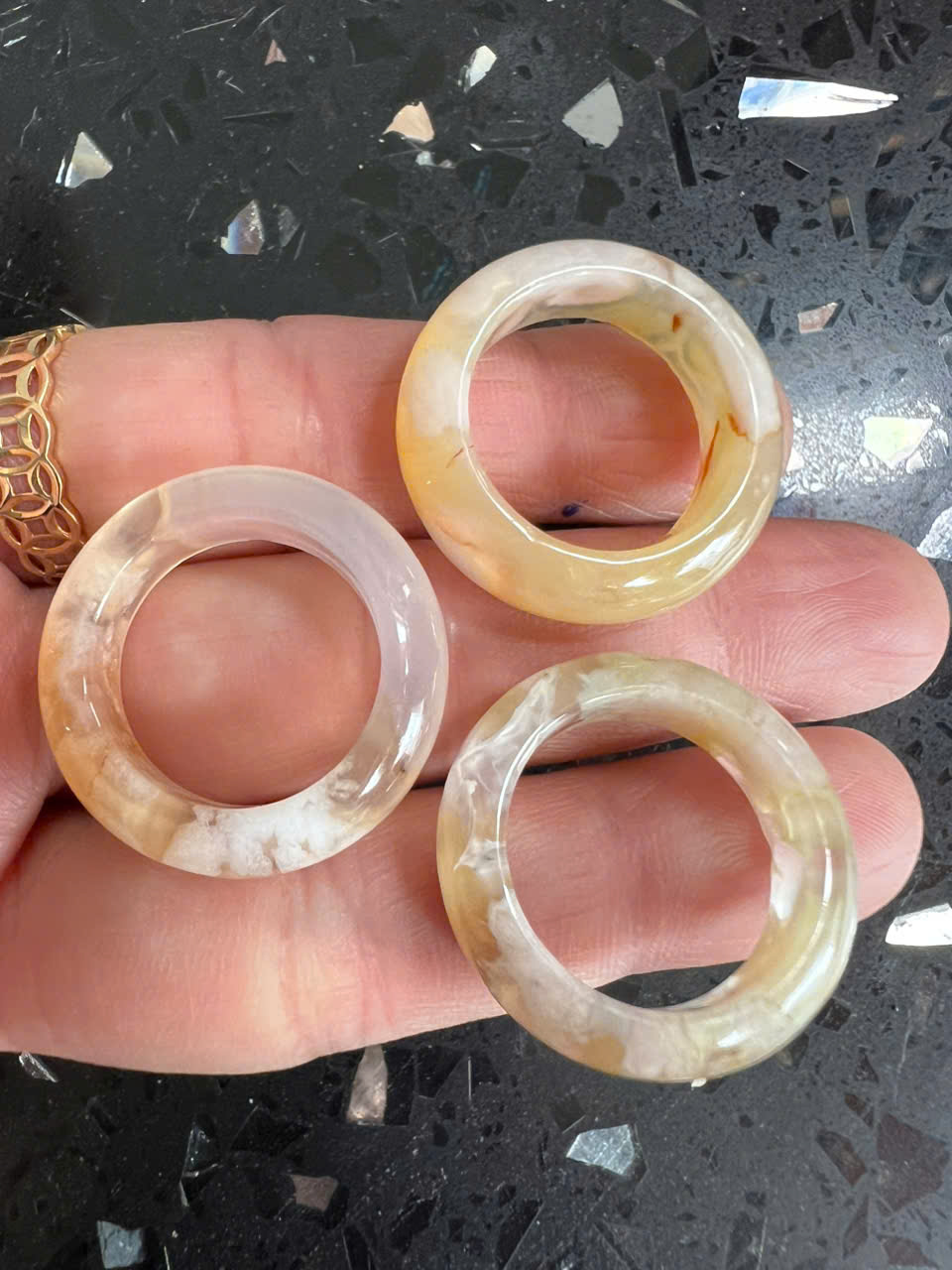 Nhẫn Nữ mới Đá Mã Não Bông Bông Vàng Trắng Đều Bóng Đẹp Ni 18mm Cao 7mm Dầy 4mm Chị em Nữ mệnh Kim mệnh Thủy mệnh Thổ đeo lên tay xinh xắn may mắn ạ