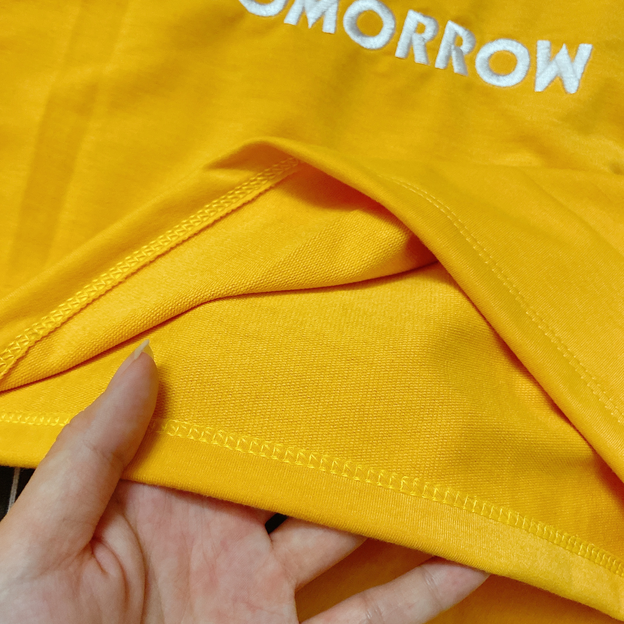 Áo Croptop Tay Dài Không Nón Vải Da Cá Dày Mịn - Chữ HELLO TOMORROW