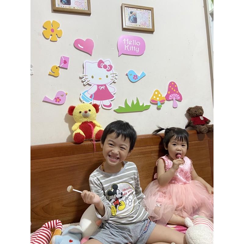 Tranh hello kitty trang trí phòng ngủ cho các bé