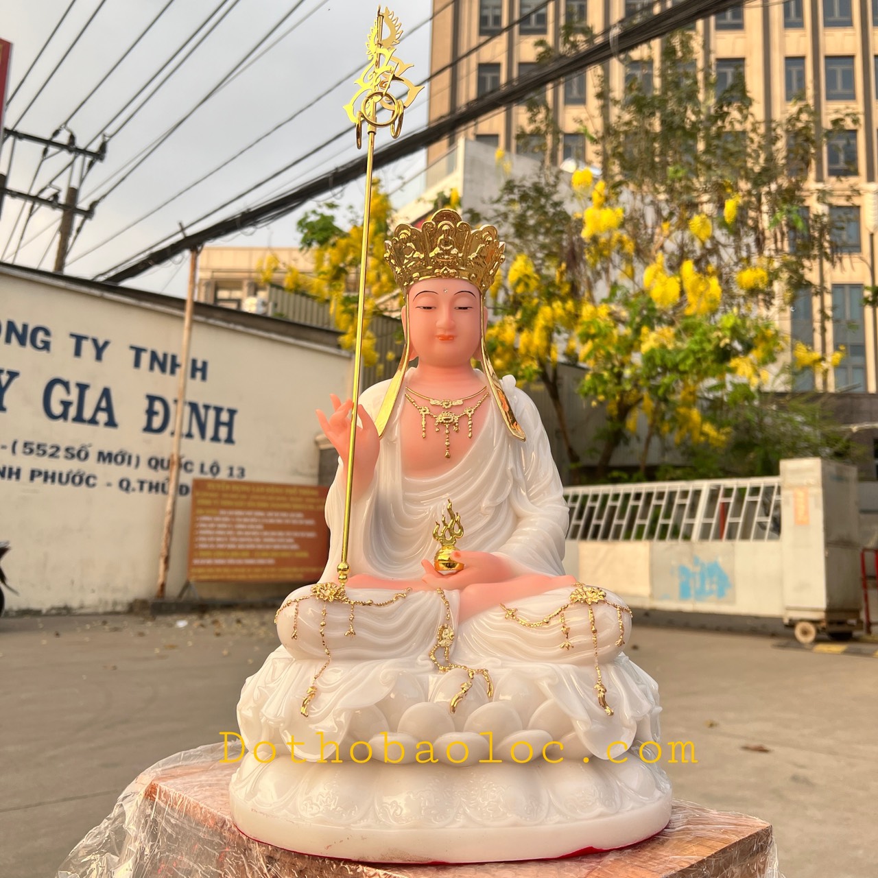 Tượng Địa Tạng Vương Bồ Tát ngồi trên đài sen bằng đá nhập khẩu cao cấp cao 40cm– màu trắng