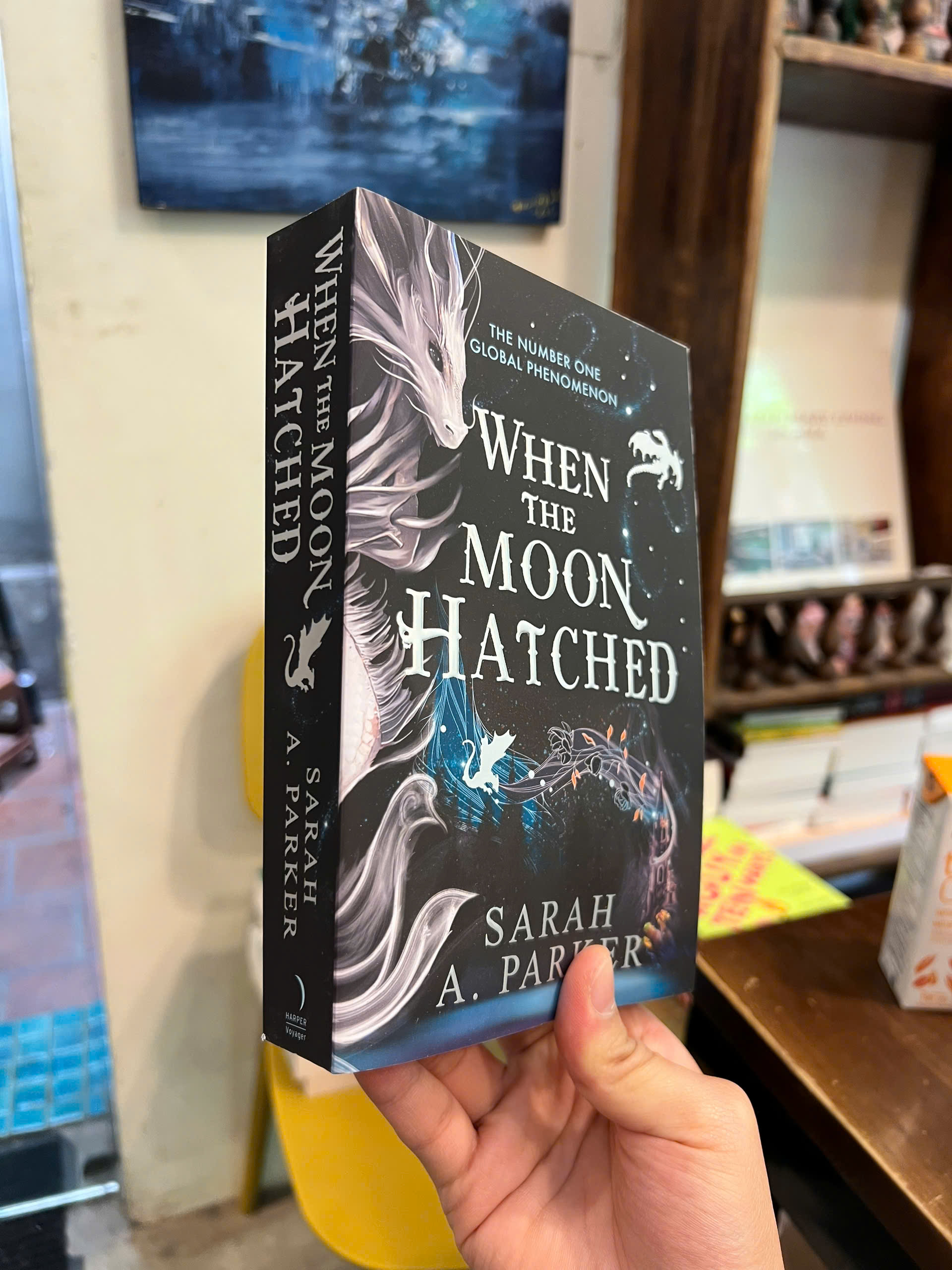 Sách - When the Moon Hatched by Sarah A. Parker | Fantasy / Romance / BookTok / Ngoại văn Nhập khẩu