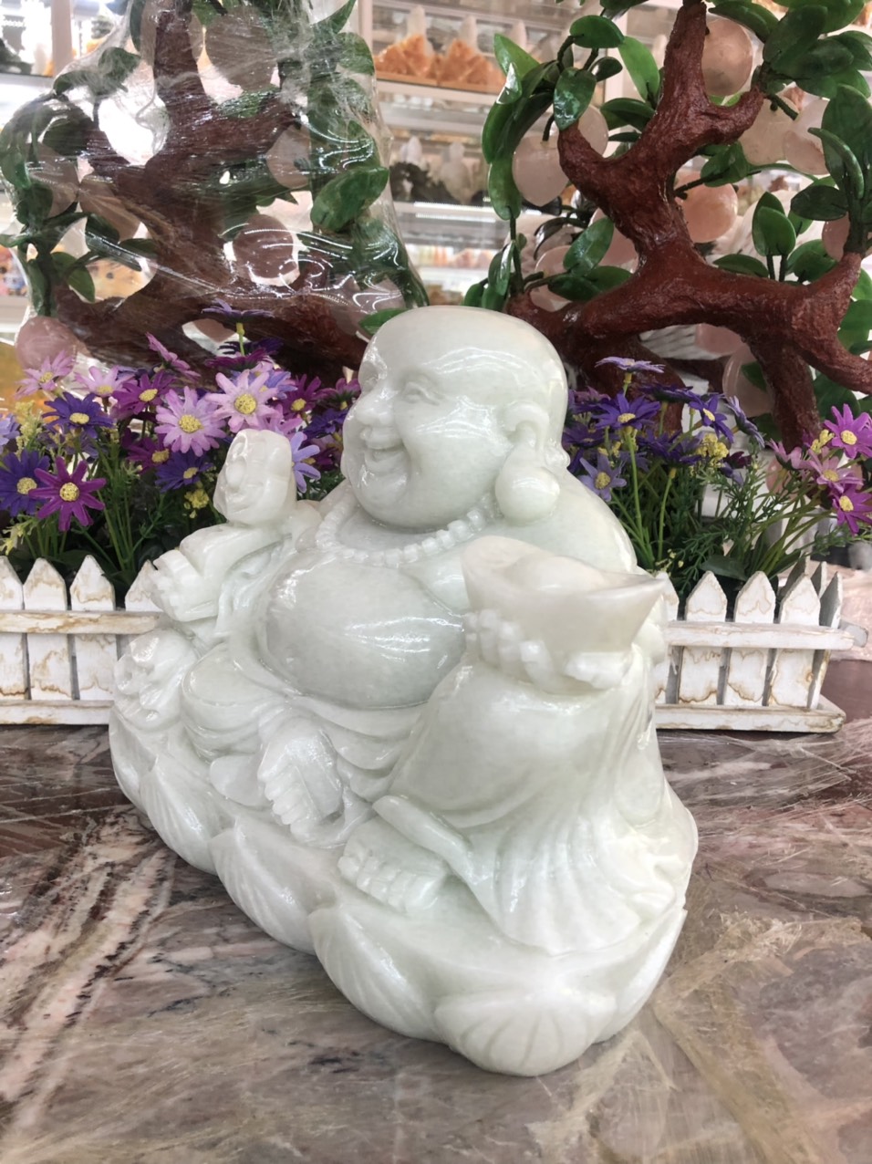 Tượng Phật Di Lặc ngồi cầm thỏi vàng và gậy như ý phong thủy đá cẩm thạch trắng xanh - Dài 30 cm