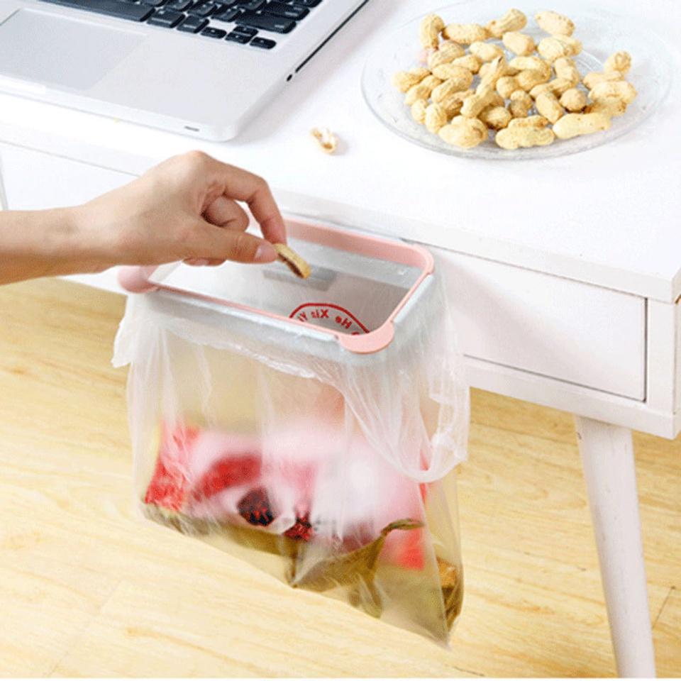 Giá đỡ túi rác bằng nhựa gắn cửa tủ bếp tiện lợi