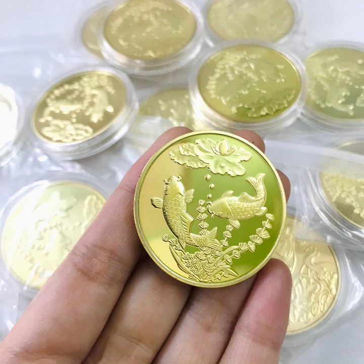 Xu 2 Cá Chép dùng dùng trưng bày trong nhà, trên bàn sách, khảm thủ công mỹ nghệ, làm quà tặng độc lạ ý nghĩa, kích thước 4cm, màu vàng - TMT Collection - SP005247