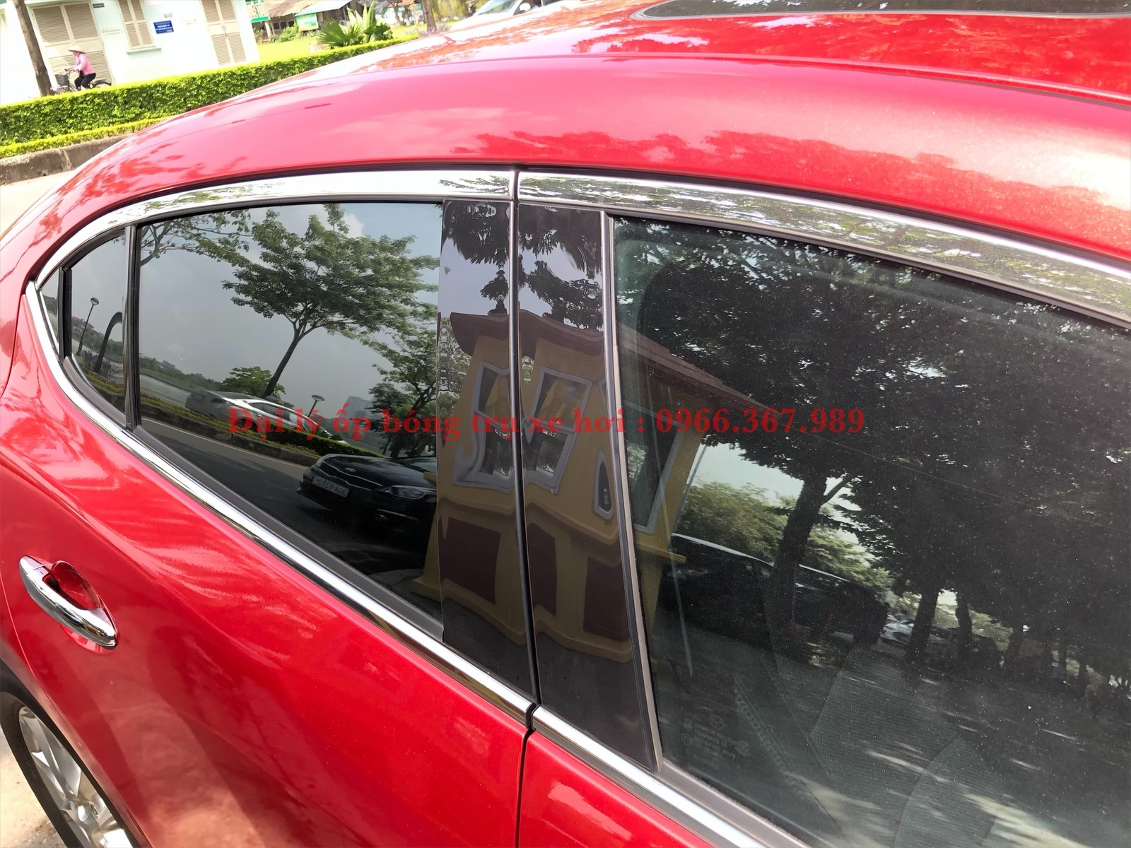 Ốp bóng trụ cửa xe ô tô Mitsubishi Outlander