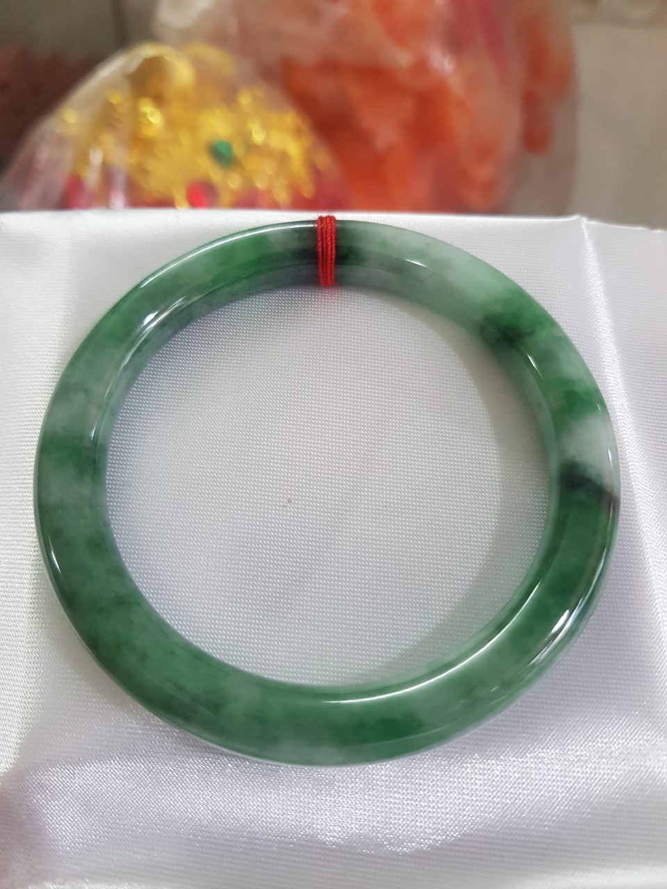 Vòng Cẩm Thạch tự nhiên mới cao cấp đẹp Đậu Lý Sịn Sao 54mm x cọng 8mm màu xanh đậu lý đậm nhạt điểm trắng nhẹ đẹp bóng nữ 53kg - 60kg đeo rất đẹp sang tay món quà tặng Mẹ , Vợ người thân ý nghĩa ạ