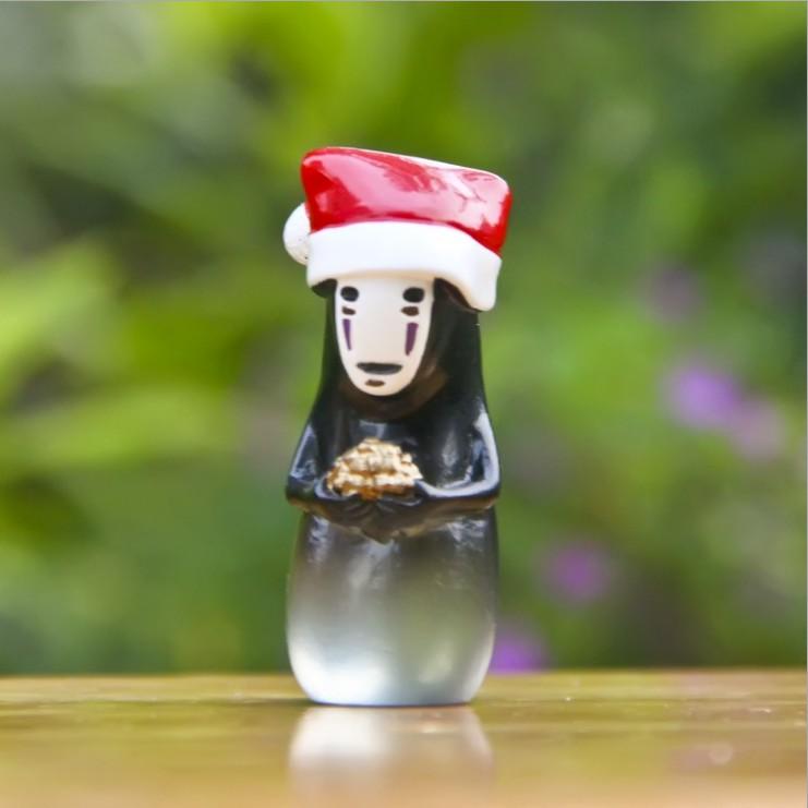 Mô hình Vô diện đội mũ Noel ôm vàng dùng trang trí tiểu cảnh, terrarium, móc khóa, DIY