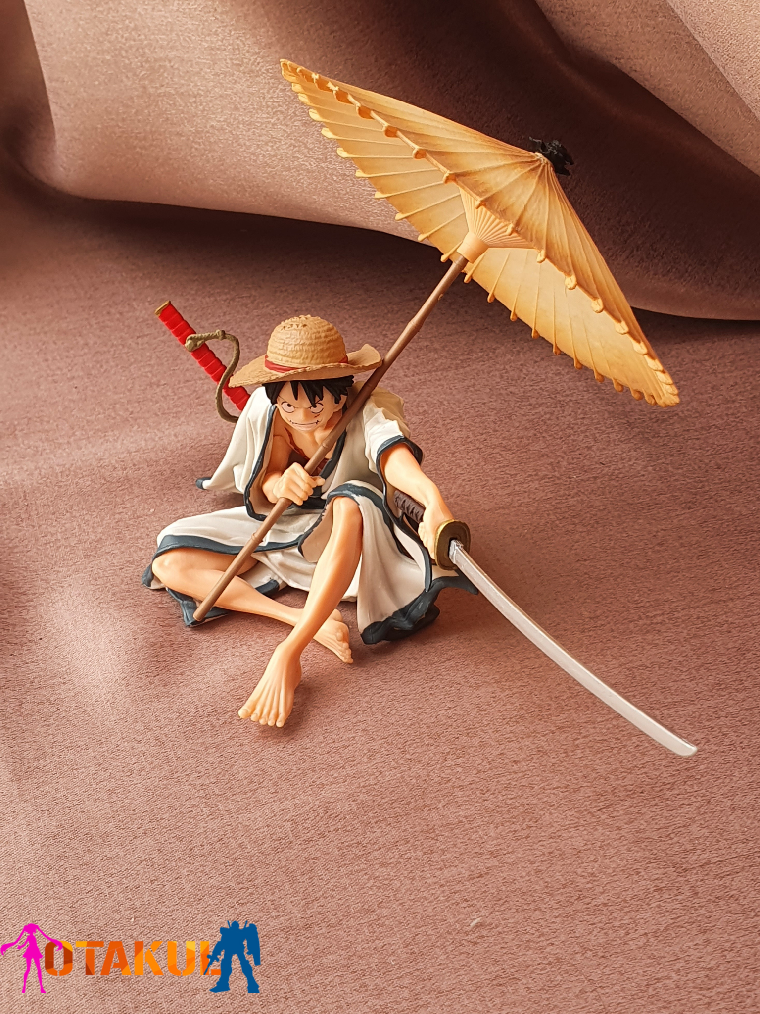 Mô Hình Figure Monkey D. Luffy Tư Thế Ngồi Cầm Ô - One Piece