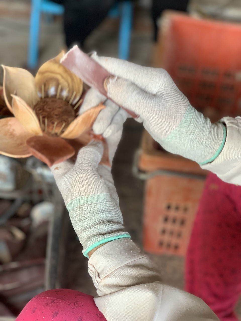 1 bình hoa sen 21 cành ,trang trí phòng khách, phòng thờ bằng gỗ hương đỏ tự nhiên