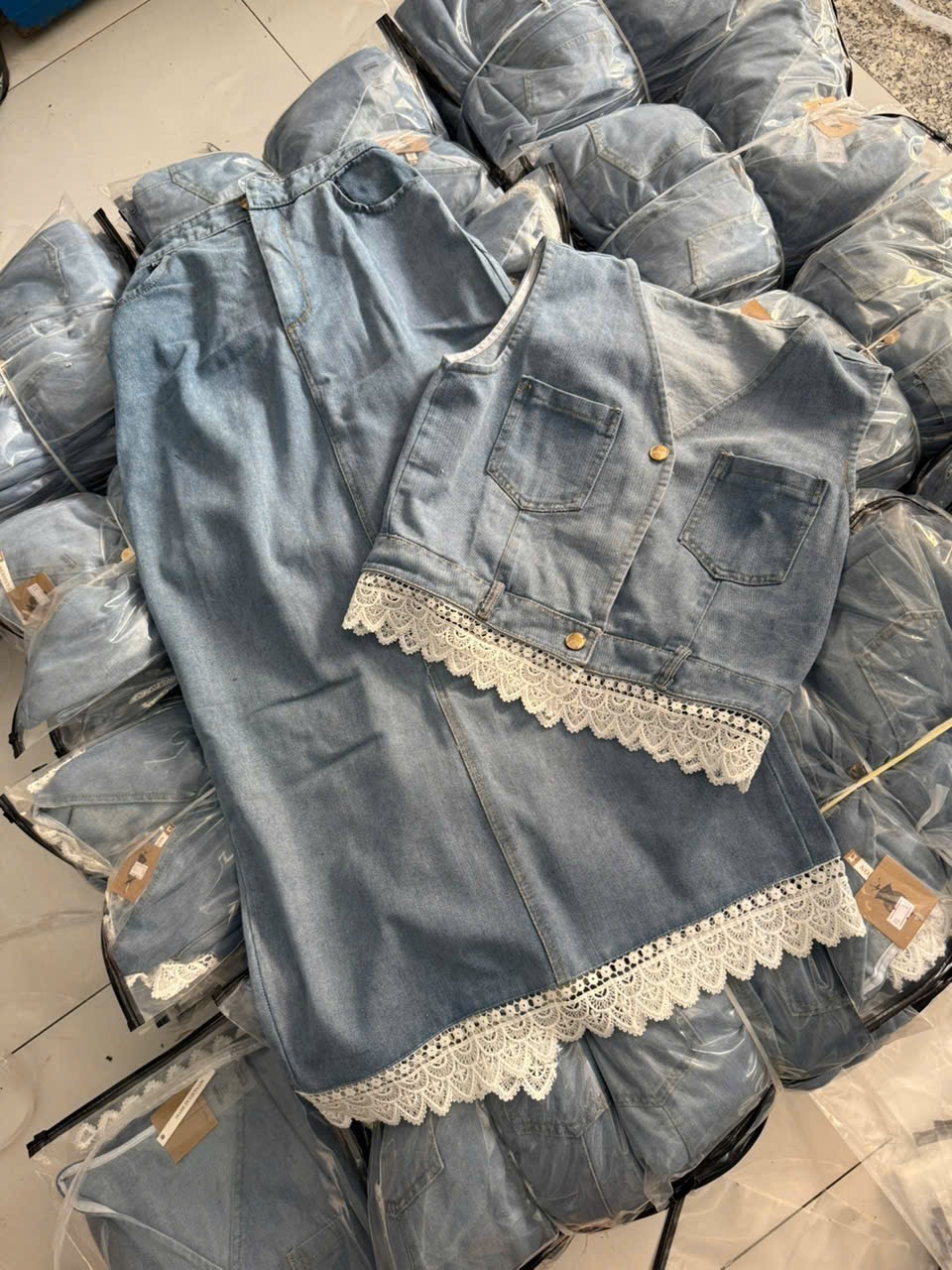 Set Váy Jean Dài Phối Áo Sát Nách Kèm Ren Nữ