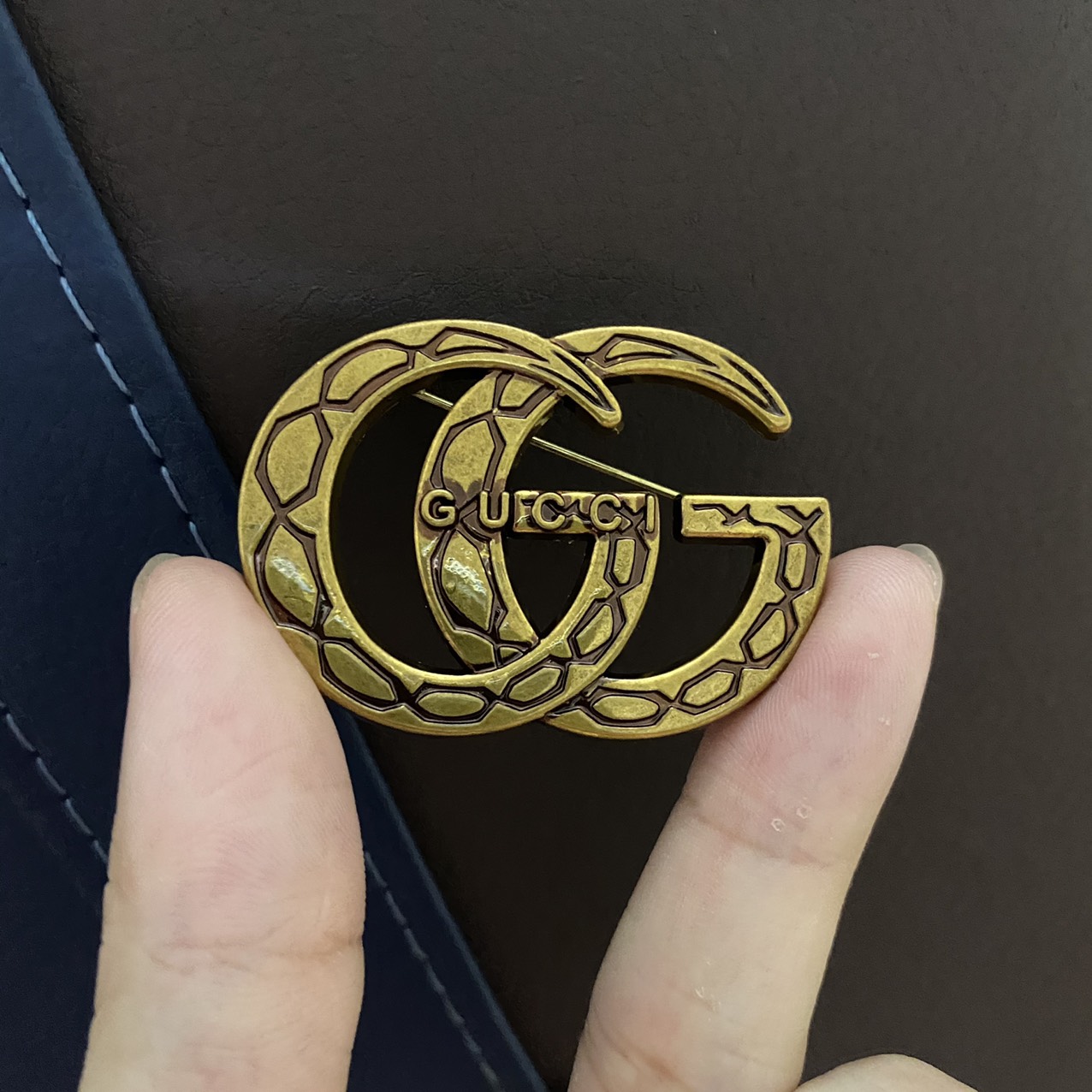 Ghim tag cài áo G13D vân đồng vintage