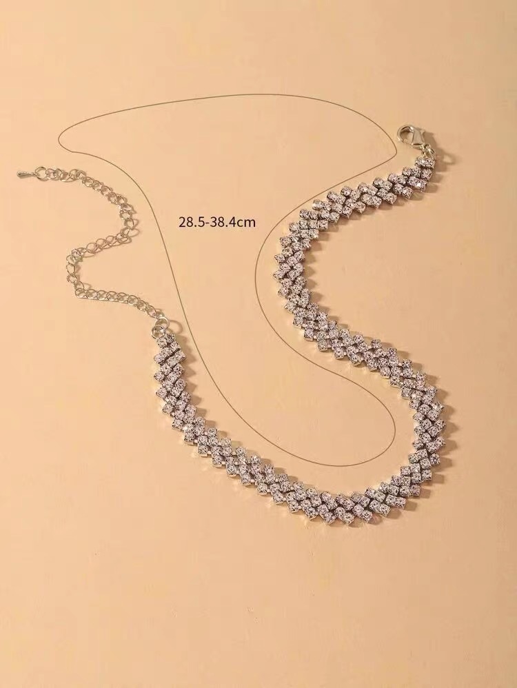 Vòng cổ chocker đính đá sang trọng