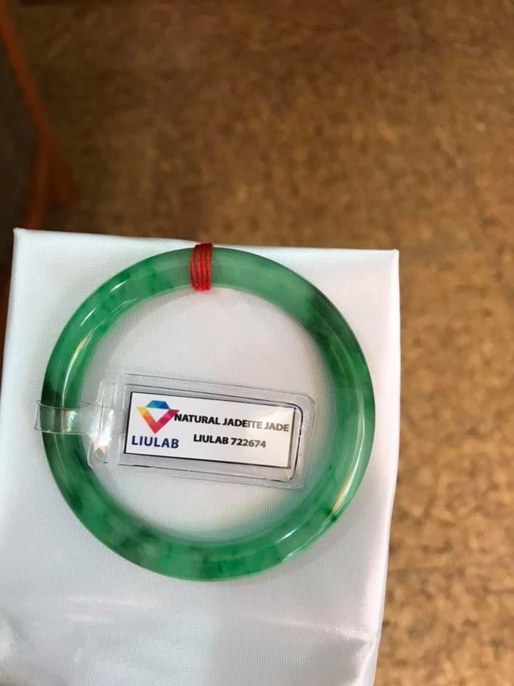 CHIẾC VÒNG NỮ LÝ VÂN A SỊN 49MM KÈM GIẤY KIỂM ĐỊNH LIULAB No 722674 CHẤT LIỆU 100% ĐÁ CẨM THẠCH THIÊN NHIÊN MÀU XANH LÝ VÂN TƯƠI ĐẸP NỮ 45KG-51KG ĐEO SANG TAY Ạ