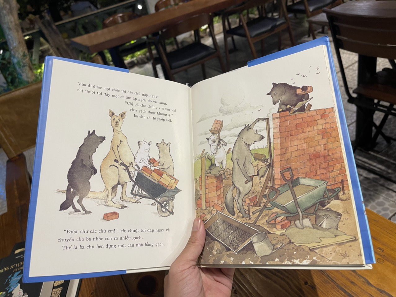 (Bìa cứng, minh họa in màu) BA CHÚ SÓI CON VÀ GÃ HEO MẬP XẤU XA - Eugene Trivizas - Helen Oxenbury minh họa - Crabit Kidbooks