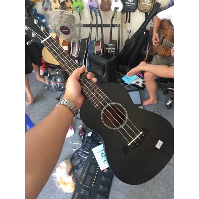 ukulele concert đen