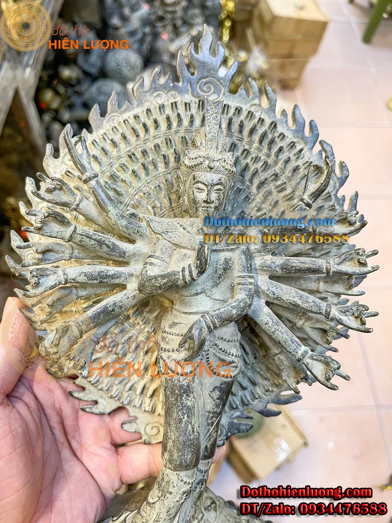 Tượng Phật Thiên Thủ Thiên Nhãn Đứng Màu Xanh Giả Cổ Và Màu Vàng Bằng Đồng Thau Đẹp Kích Thước 15x10x33cm, Nặng 2Kg
