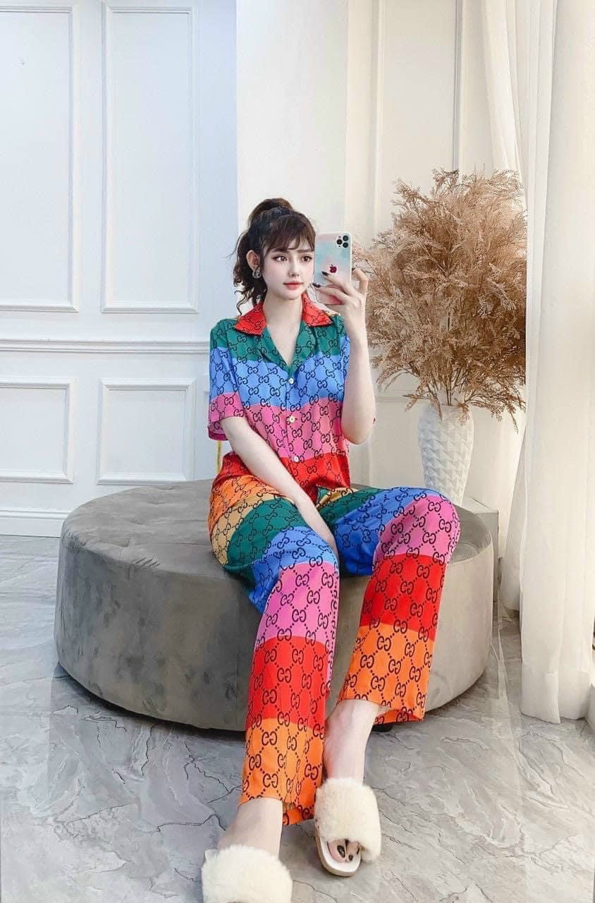 Bộ lụa mặc nhà tay ngắn quần dài, họa tiết nhiều màu, sang trọng