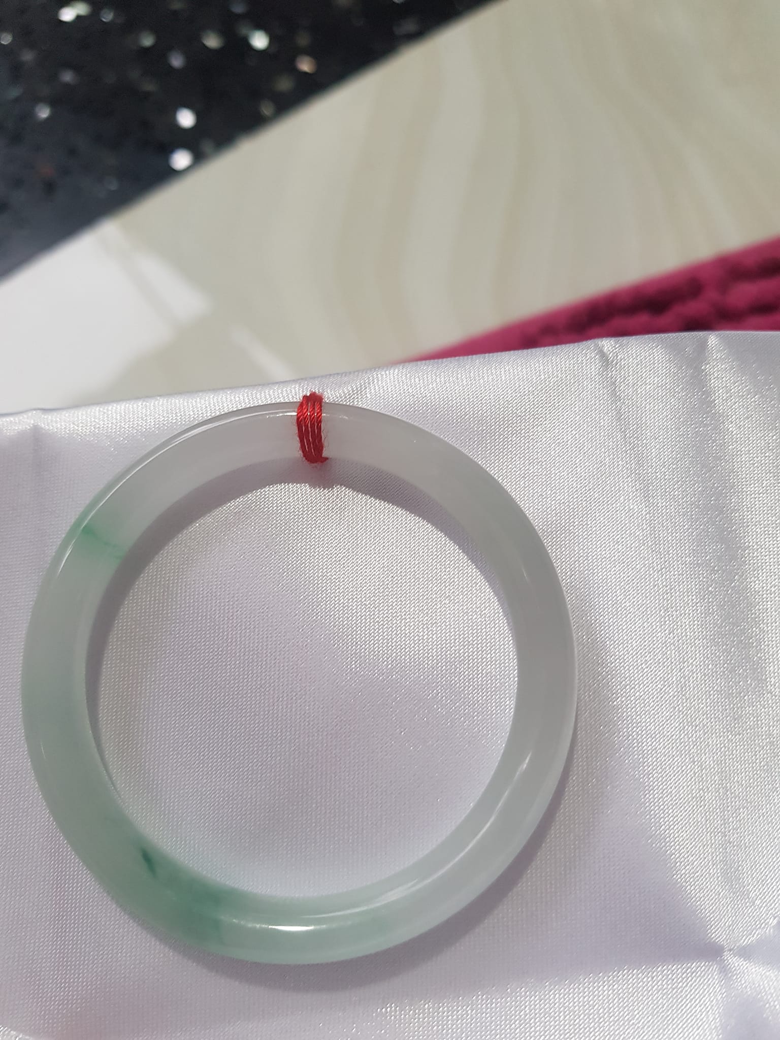 Vòng cẩm thạch tự nhiên Lý A 51 Vân Đẹp size 51mm x 7mm màu trắng vân lý đẹp bóng hợp Nữ mệnh Kim mệnh Thủy Nữ 50kg - 57kg ạ