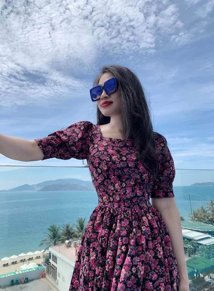 ĐẦM XOÈ HOA TÍM TAY PHỒNG