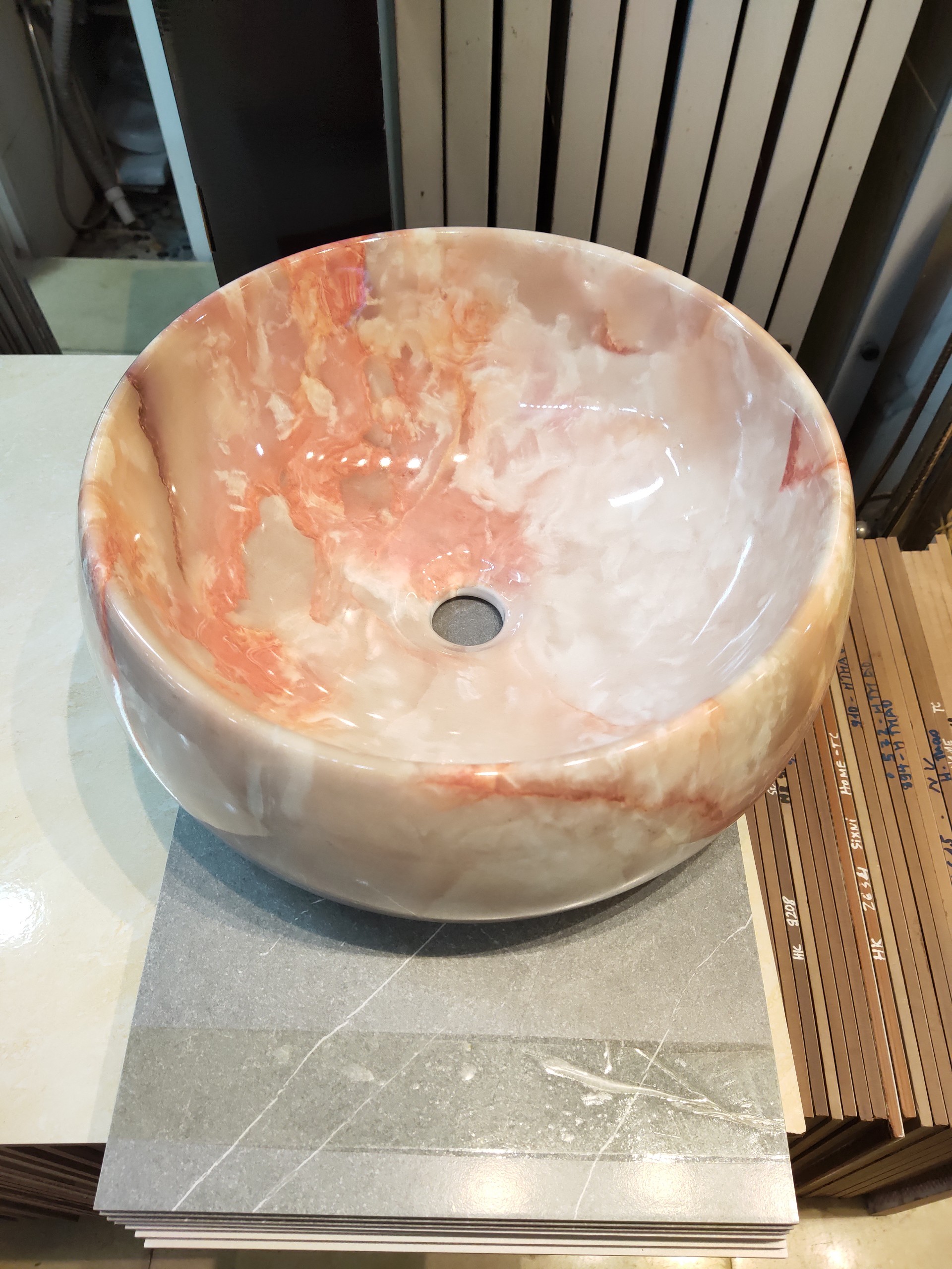 CHẬU LAVABO ĐẶT BÀN HÌNH TRÒN VÂN MÂY ÁNH HỒNG