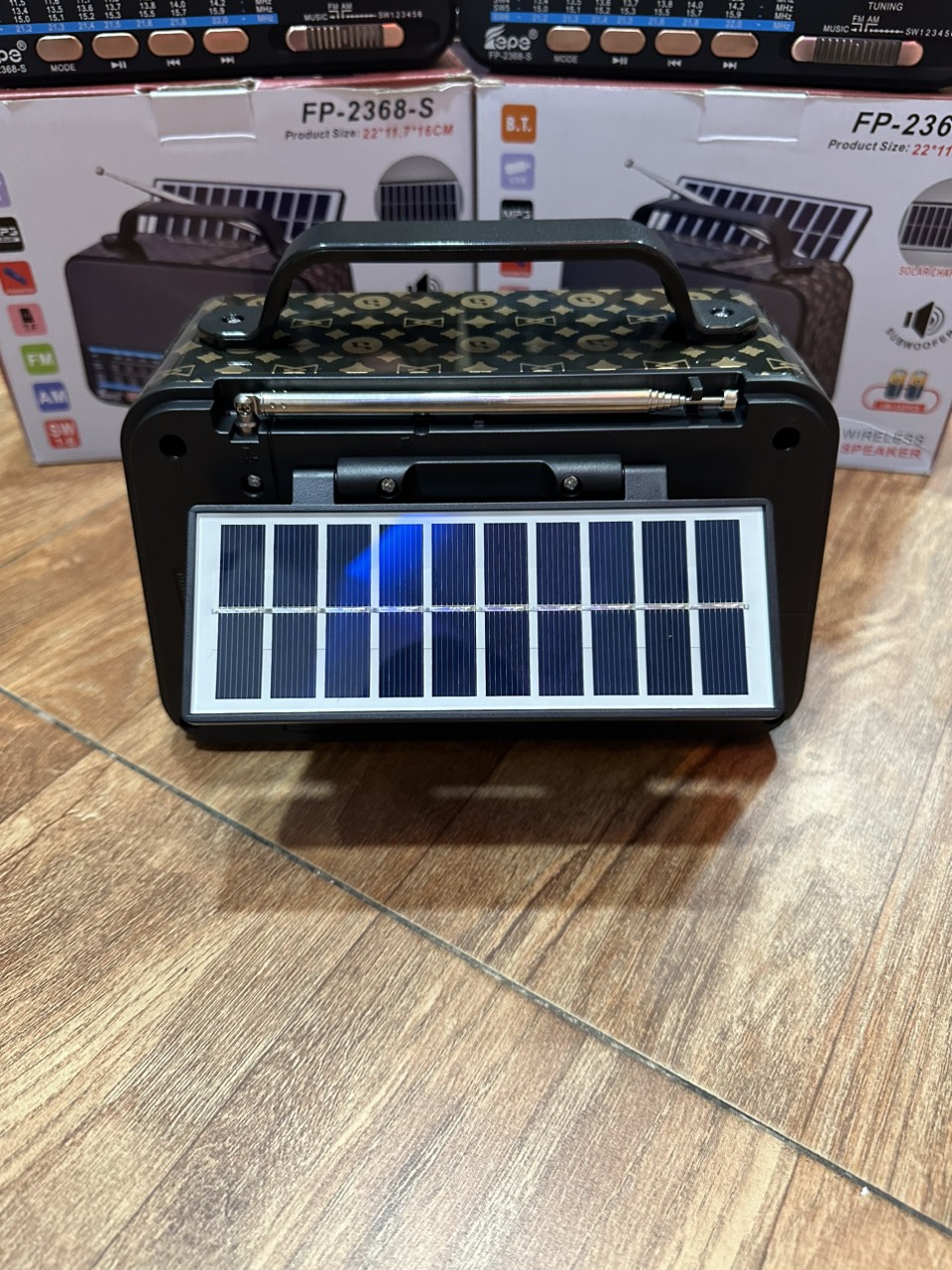 Đài Radio năng lượng mặt trời 2368 S xoay 180 độ kết nối FM,AM,SW,Bluetooth có cổng usb và thẻ nhớ. Pin 6 tiếng hàng Chính hãng Kim Cương