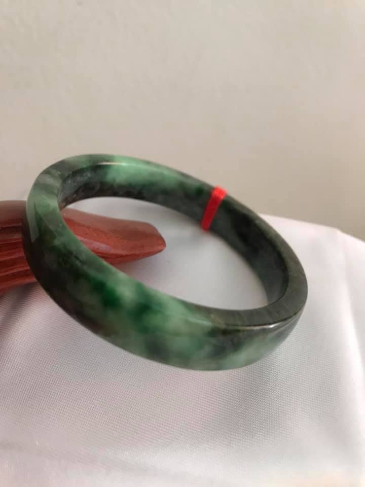 VÒNG CẨM THẠCH VIP BẢN VUÔNG NGỌC SƠN THUỶ 51mm BÓNG ĐẸP  Size VÒNG 51mm BẢN CAO 10,5mm X DẦY 6mm  MÀU XANH NGỌC LAM SƠN THUỶ BÓNG ĐẸP LẮM LUÔN Ạ NỮ 48kg - 55kg ĐEO